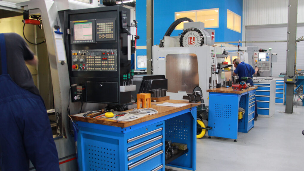 CNC-operators aan het werk bij PTB Machinefabriek